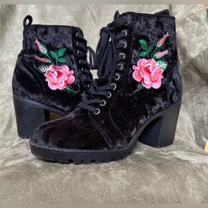 REPORT Clarissa Size 7 Women’s Black Velvet Ankle Boots w/ Embroidered Pink Rose
